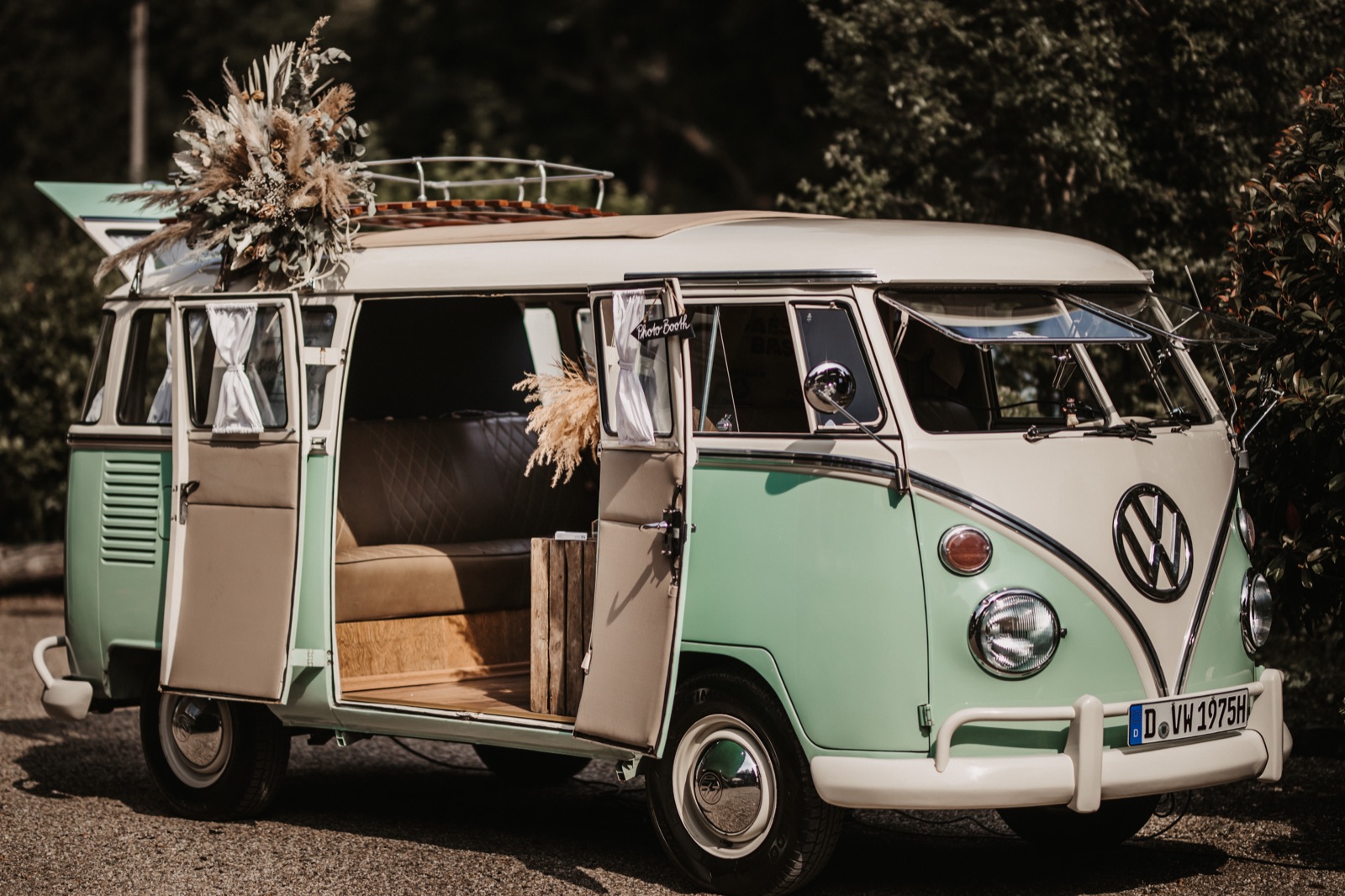 Mintgrüner VW T1 Fotobulli von außen